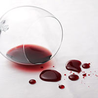 Пятно от красного вина на столе