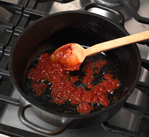 обжарить томатную пасту