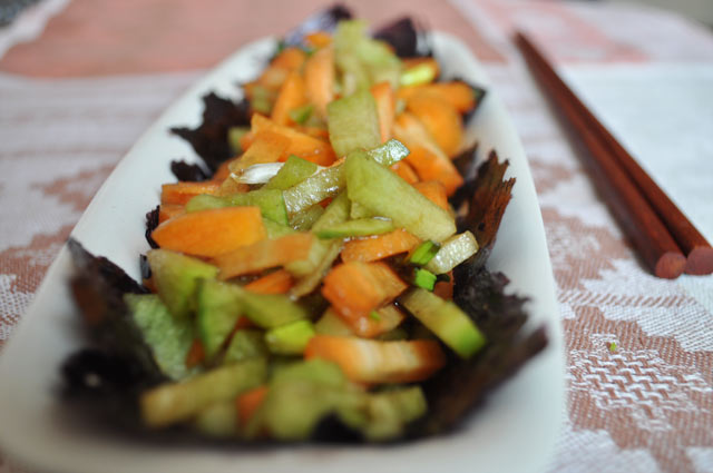 Свежий салат с листьями нори, морковью, редькой