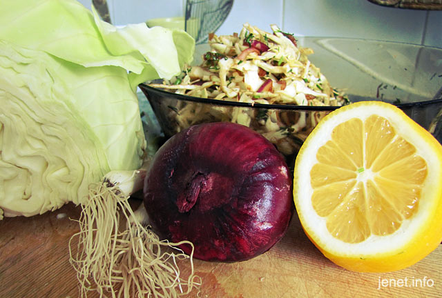 Салат капустный с зеленью, луком, чесноком, заправка из лимонного сока