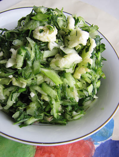 Салат с цветной капустой, огурцами и зеленью