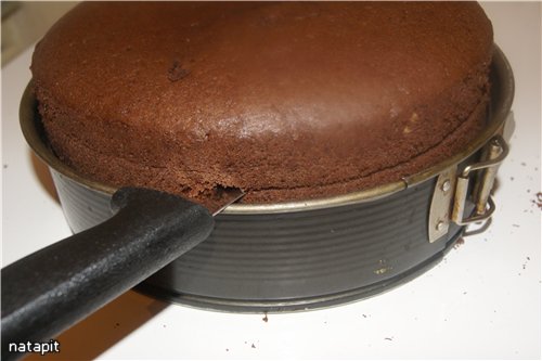Разрезание бисквита на коржи  с помощью кольца от разъёмной формы и тарелок.