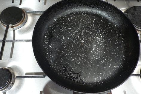 Чтобы сковорода не пригорала соль