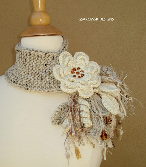 Вязаное украшение шарф с цветком